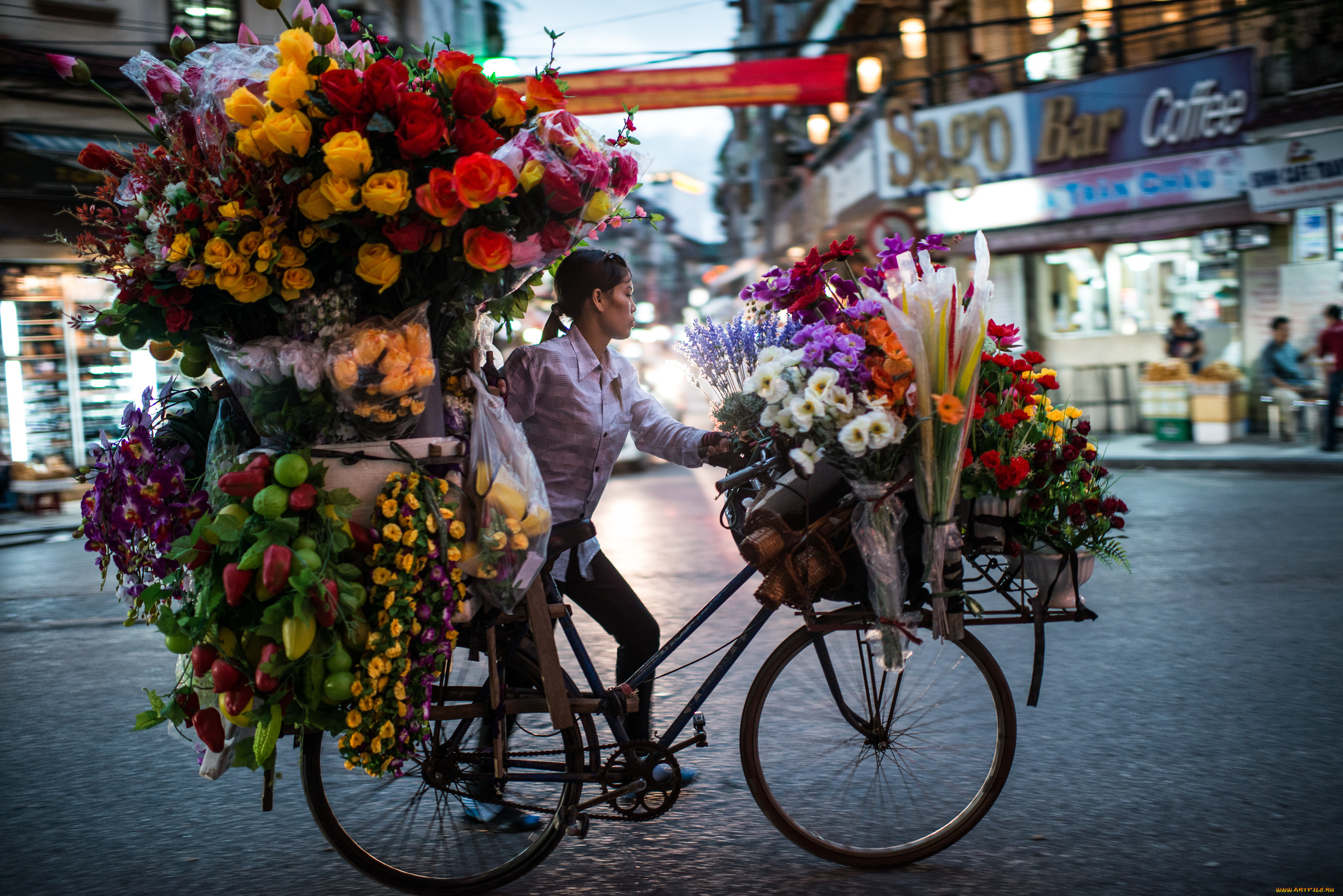 Велосипед с цветами на улице